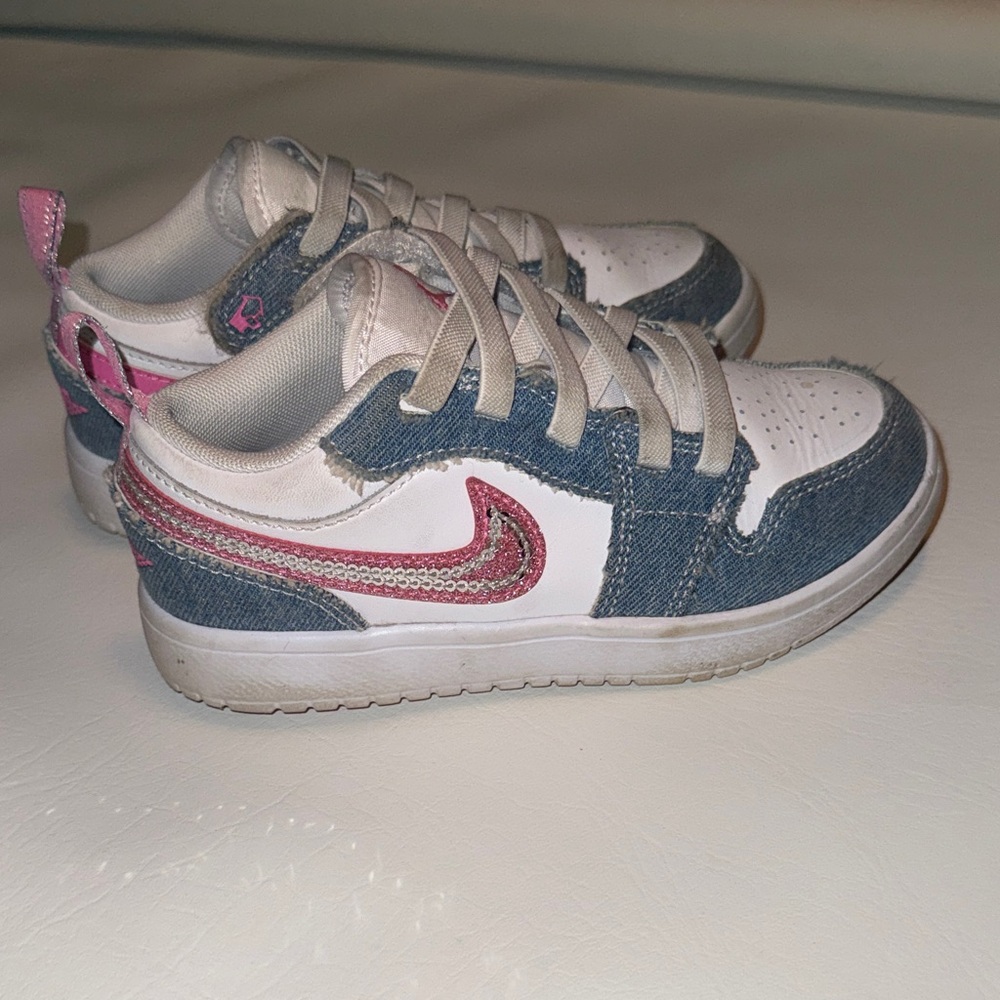Nike Kids Low-Top Sneakers in White, Denim Blue & Pink